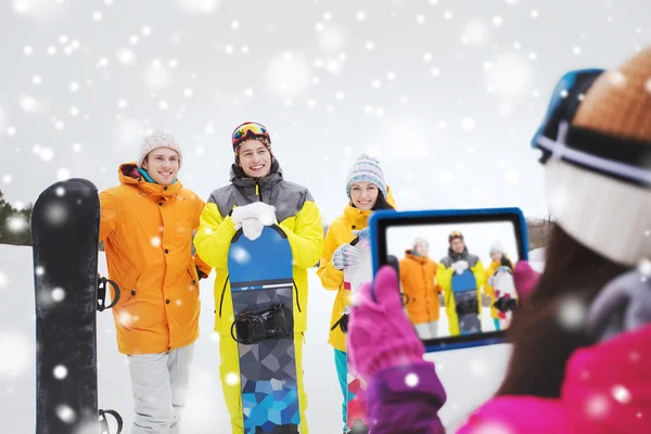 Amigos felices con tablas de snowboard y tableta PC —  Fotos de Stock