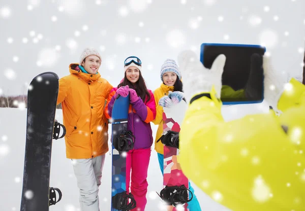 Amigos felices con tablas de snowboard y tableta PC — Foto de Stock