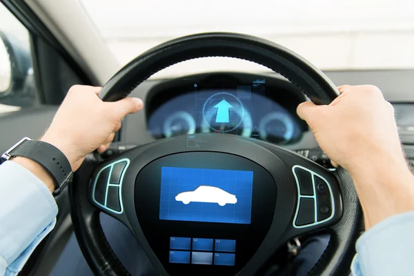 Close up van de man het besturen van de auto met pictogram op computer — Stockfoto