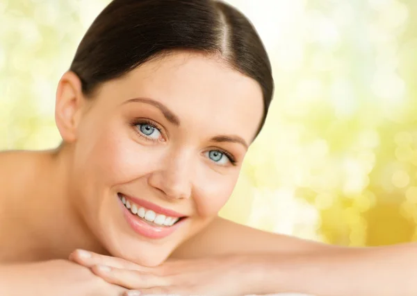 Schöne lächelnde Frau im Wellness-Salon — Stockfoto