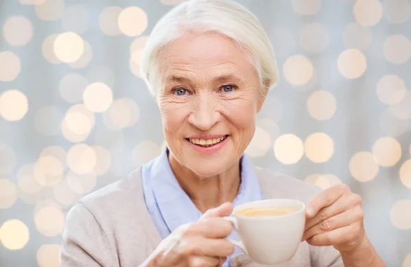 Felice donna anziana con una tazza di caffè — Foto Stock