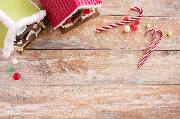 Close-up van prachtige Peperkoekhuisjes thuis — Stockfoto