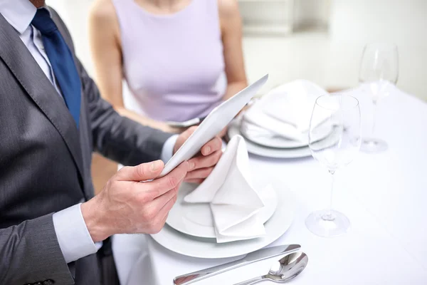 Primer plano de pareja con tablet pc en el restaurante — Foto de Stock