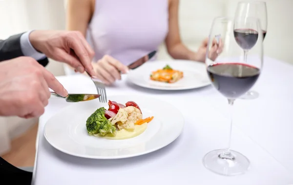 Primer plano de pareja comiendo aperitivos en el restaurante — Foto de Stock