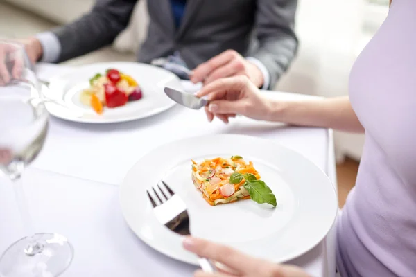 Primer plano de pareja comiendo aperitivos en el restaurante — Foto de Stock