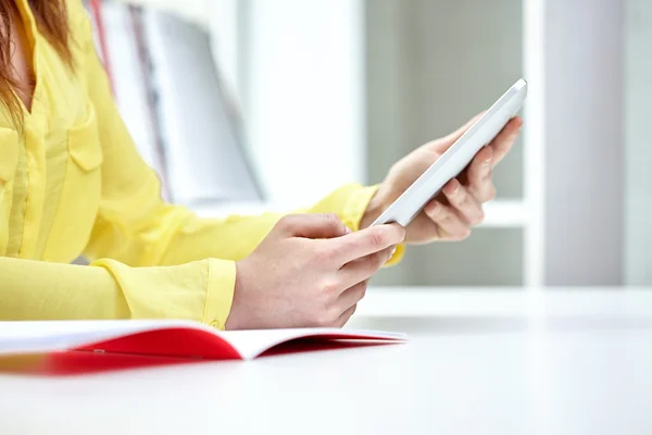 Gros plan des mains féminines avec tablette pc à table — Photo