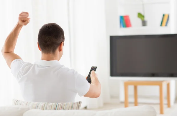 Man watching tv and supporting team at home — Stock Photo, Image