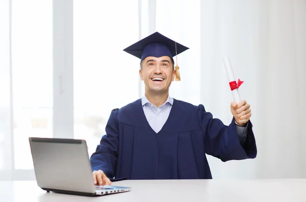 Estudiante adulto sonriente en mortero con diploma —  Fotos de Stock