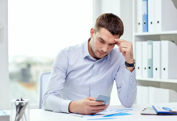 Primer plano de hombre de negocios con smartphone —  Fotos de Stock