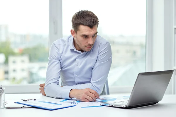 Стресований бізнесмен з ноутбуком в офісі — стокове фото