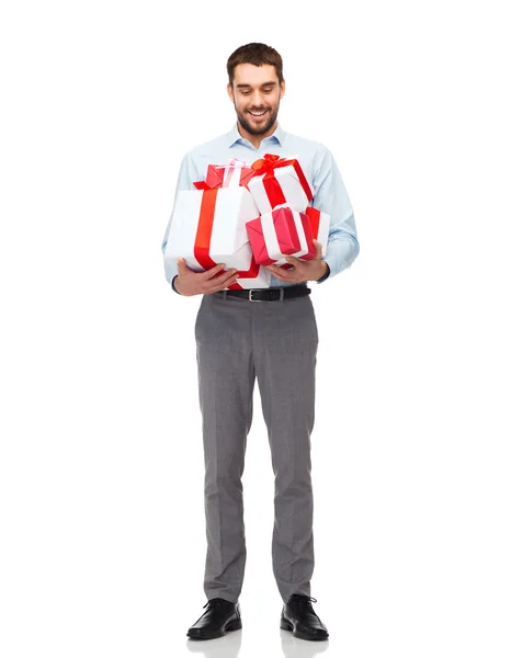 Jovem feliz segurando caixas de presente — Fotografia de Stock