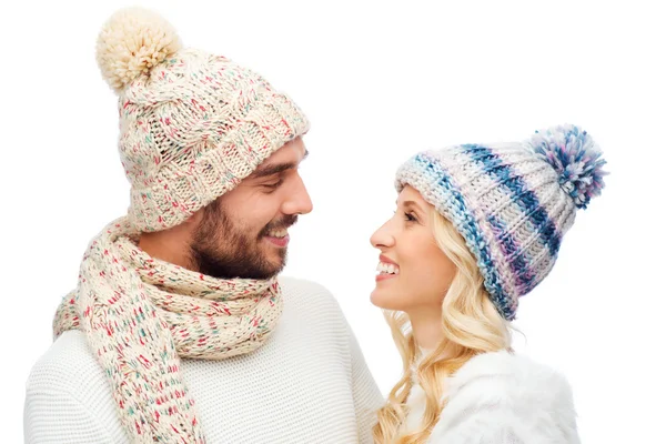 Casal sorrindo em roupas de inverno — Fotografia de Stock