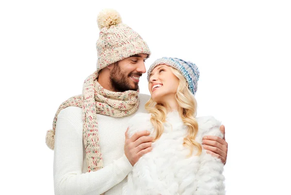 Mosolyogva, átölelve téli ruhák pár — Stock Fotó