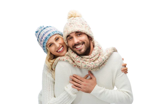 Smiling couple in winter clothes hugging — Stock Photo, Image