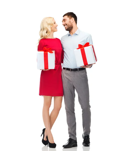 Casal feliz com caixas de presente — Fotografia de Stock