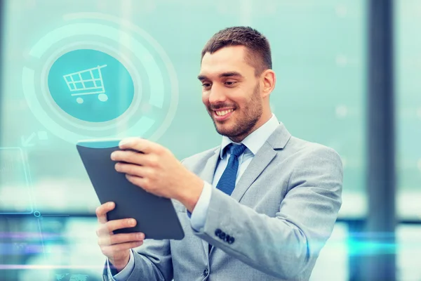 Hombre de negocios sonriente con la tableta PC al aire libre —  Fotos de Stock