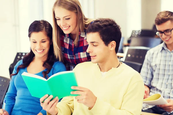 Grupo de estudantes sorridentes com cadernos — Fotografia de Stock