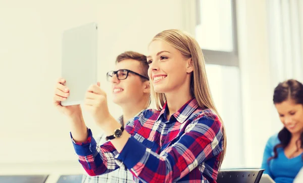 Gruppe lächelnder Schüler mit Tablet-PC — Stockfoto
