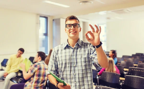 Skupina studentů usmívající se v přednáškovém sále — Stock fotografie