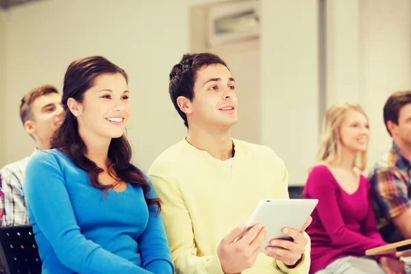 Grupa uśmiechający się studentów z komputera typu tablet — Stockfoto