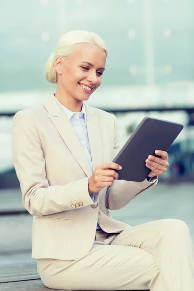 Tablet pc açık havada ile gülümseyen iş kadını — Stok fotoğraf
