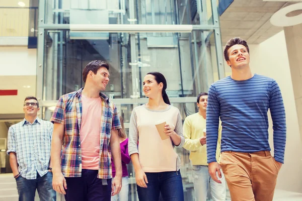 Grupp leende studenter med pappersmuggar kaffe — Stockfoto