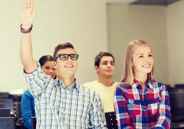 Grupo de estudiantes sonrientes en la sala de conferencias — Foto de Stock