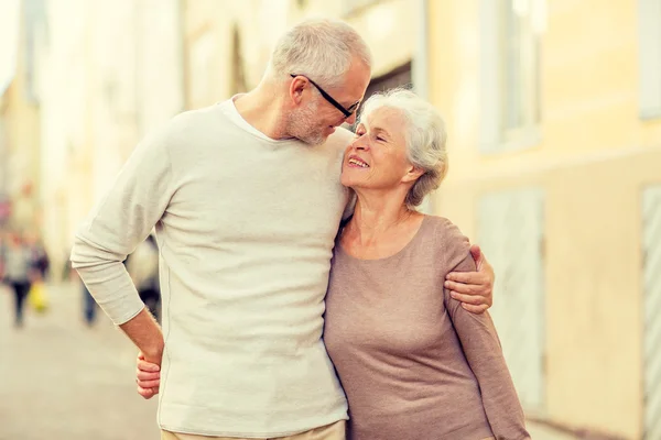 Senior couple on city street — Stock Photo, Image