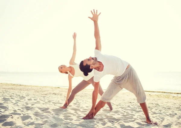 Par gör yogaövningar utomhus — Stockfoto