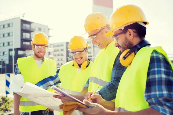 Grupo de constructores con tablet pc y plano — Foto de Stock