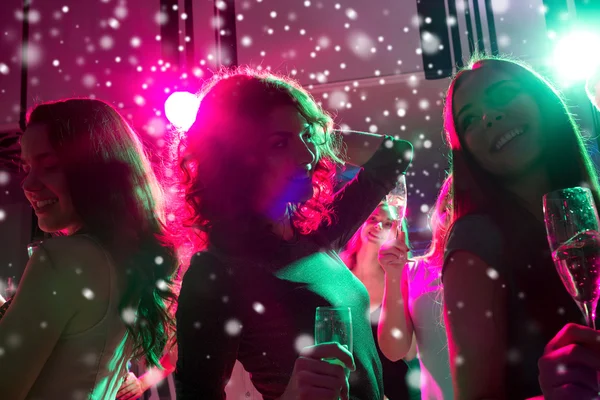 Amigos sorridentes com copos de champanhe no clube — Fotografia de Stock