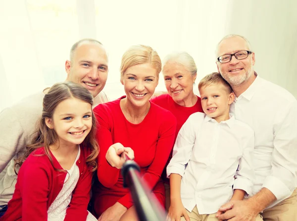 Usmívající se rodina dělat selfie doma — Stock fotografie