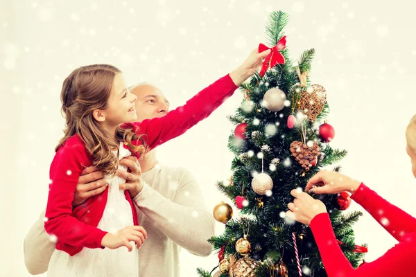 Souriant famille décoration arbre de Noël à la maison — Photo