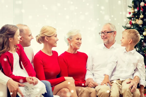 Glimlachend familie zitten en praten thuis — Stockfoto