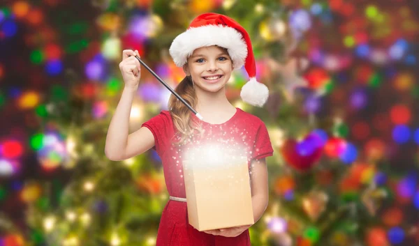 Mosolygó lány santa segítő kalapban és ajándék doboz — Stock Fotó