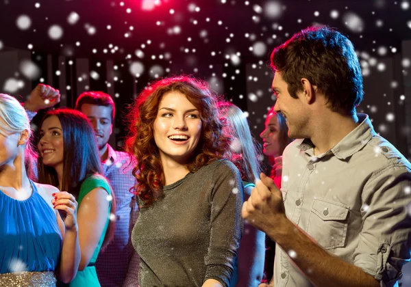 Amigos sonrientes bailando en el club — Foto de Stock