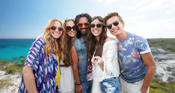 Feliz hippie amigos com selfie stick na praia — Fotografia de Stock