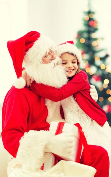 微笑着圣诞老人的小女孩 — 图库照片