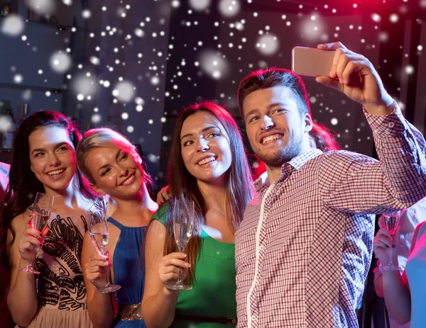 Vänner med glasögon och smartphone i club — Stockfoto