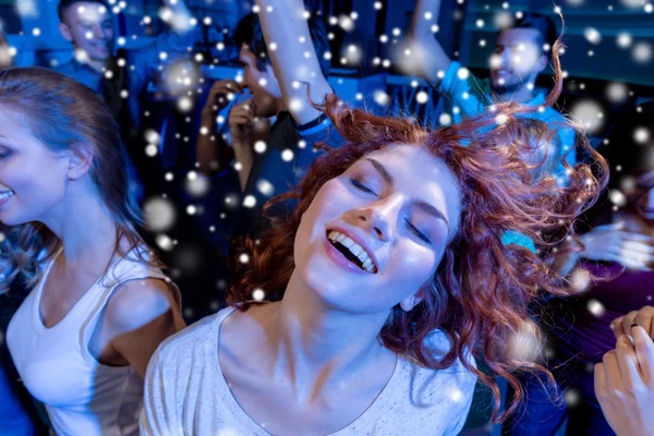 Amigos sonrientes bailando en el club — Foto de Stock