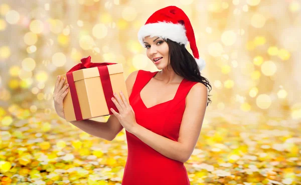 Mooie sexy vrouw in kerstmuts met een doos van de gift — Stockfoto