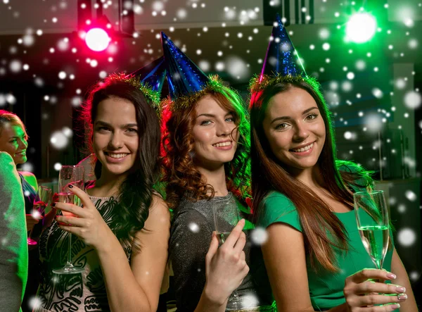 Smiling friends with glasses of champagne in club — Stock Photo, Image