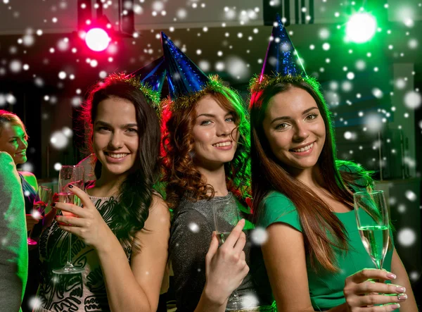 Amici sorridenti con bicchieri di champagne in club — Foto Stock