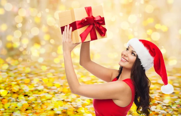 Mooie sexy vrouw in kerstmuts met een doos van de gift — Stockfoto