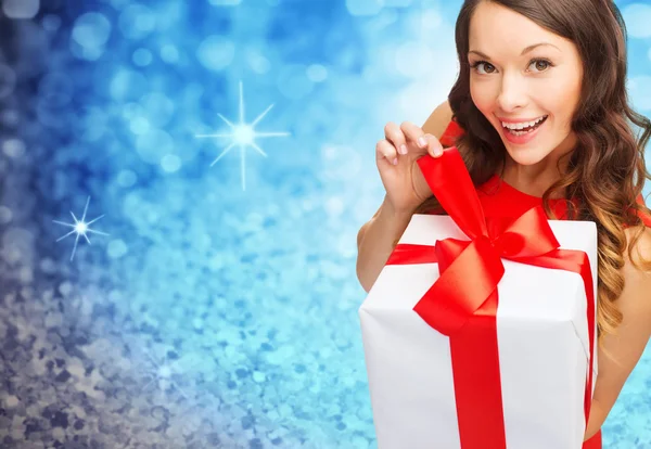 Mujer sonriente en vestido rojo con caja de regalo — Foto de Stock