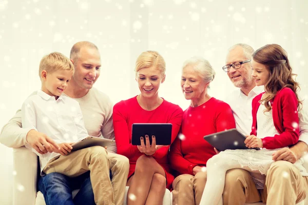 Tablet pc bilgisayar vasıl ev ile gülümseyen aile — Stok fotoğraf