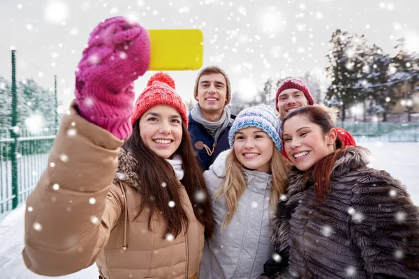 幸せのお友達のスマート フォン selfie を引き継ぐ — ストック写真