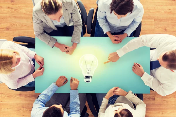 Primo piano del team di lavoro seduto a tavola — Foto Stock