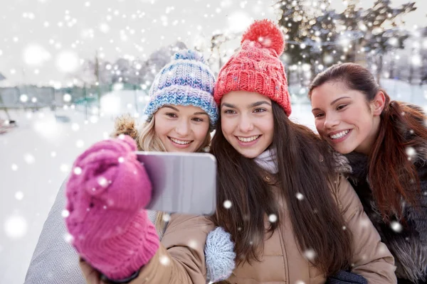 Happy teenage girls taking selfie with smartphone — Stock Photo, Image