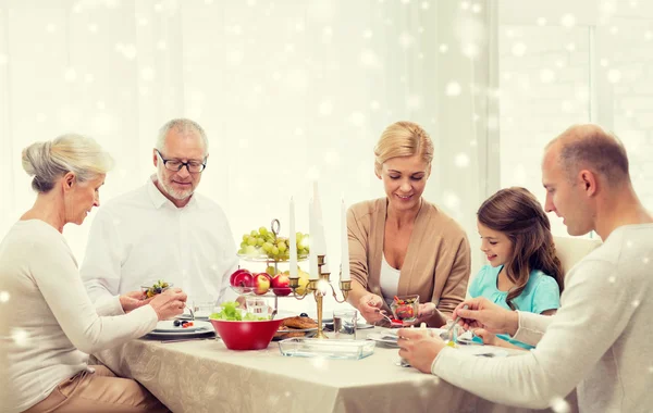 Leende familj att ha semester middag hemma — Stockfoto